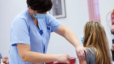 Archivo - Un trabajadora sanitaria inyecta la segunda dosis de la vacuna de Pfizer.- Archivo