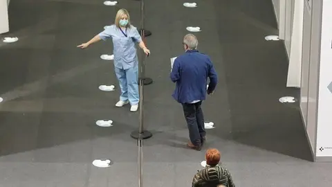 Archivo - Varias personas acuden a un dispositivo de vacunaci&oacute;n contra la COVID-19 en el Bilbao Exhibition Center (BEC).