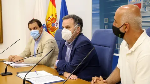 El director general de Biodiversidad, Medio Ambiente y Cambio Clim&aacute;tico, Antonio Lucio, el director del CIMA, Agust&iacute;n Ib&aacute;&ntilde;ez, y el gerente de la Red C&aacute;ntabra de Desarrollo Rural, Fernando Isasi,