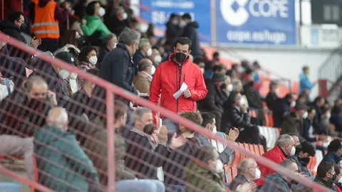 Archivo - Varios aficionados, en las gradas del estadio &Aacute;ngel Carro, durante un partido de Segunda Divisi&oacute;n entre el Club Deportivo Lugo y el Mirand&eacute;s, a 15 de mayo de 2021, en Lugo, Galicia (Espa&ntilde;a).