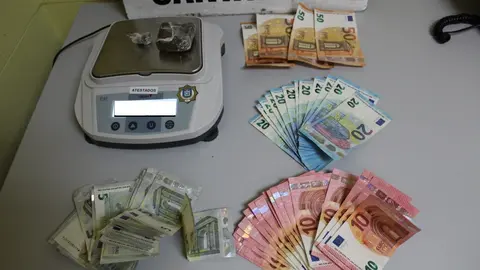 Dinero y drogas incautadas en la operaci&oacute;n
