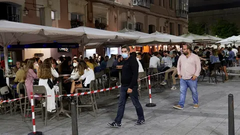 Archivo - Ambiente en una calle de bares de Santander