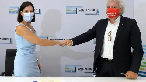 La alcaldesa de Santander, Gema Igual, y el presidente de la Asociaci&oacute;n Empresarial de Hosteler&iacute;a de Cantabria (AEHC), &Aacute;ngel Cuevas, en la firma de un nuevo convenio
