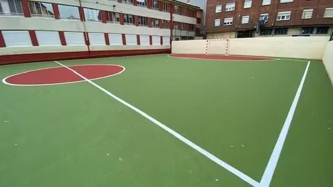 Finalizadas las obras de asfaltado y pintado de las pistas deportivas del CEIP Miguel Hern&aacute;ndez en Castro Urdiales