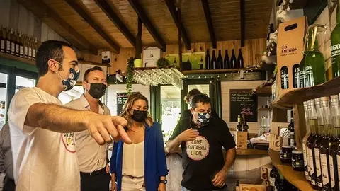 13:00 horas. Vi&ntilde;edo Bodegas Vidular, Noja
El consejero de Desarrollo Rural, Ganader&iacute;a, Pesca, Alimentaci&oacute;n y Medio
Ambiente, Guillermo Blanco, junto con el alcalde de Noja, Miguel &Aacute;ngel Ruiz,
inaugura la primera tienda &lsquo;The Farmers Market&rsquo;, proyecto impulsado por la Red de
Granja en Granja.
19 de agosto de 2021
Fotograf&iacute;a: Silvia Bouzo