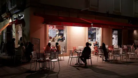 Archivo - Varias personas en una terraza de Santander, antes de su cierre a medianoche, a 3 de julio de 2021, en Santander, Cantabria (Espa&ntilde;a).