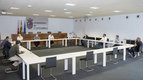 Representantes de la consejer&iacute;a de Desarrollo Rural Reuni&oacute;n con Repsol y alcaldes.