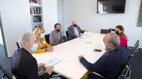 El Consejero De Industria, Turismo, Innovaci&oacute;n, Transporte Y Comercio, Javier L&oacute;pez Marcano (Dcha), Se Re&uacute;ne Con El Alcalde De Arnuero, Jos&eacute; Manuel Igual (Izda).