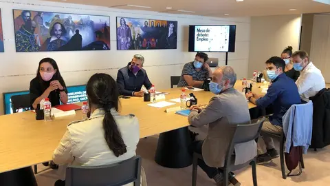 Archivo - Pablo Zuloaga preside la primera mesa de debate para la creaci&oacute;n de la ley de Juventud