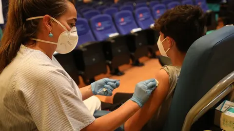 Una sanitaria despu&eacute;s de vacunar a un menor contra el coronavirus con una dosis de Pfizer, en el dispositivo puesto en marcha en las instalaciones del Hospital General Universitario Gregorio Mara&ntilde;&oacute;n, a 20 de agosto de 2021, en Madrid (Espa&ntilde;a).