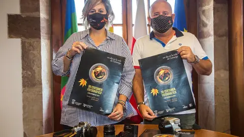 La alcaldesa de Camargo, Esther Bolado, y el concejal de Cultura, Jos&eacute; Salm&oacute;n, en la presentaci&oacute;n del 30 Certamen Fotogr&aacute;fico