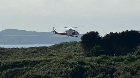 El helic&oacute;ptero del Gobierno de Cantabria en el rescate de dos heridos en Isla Marina
