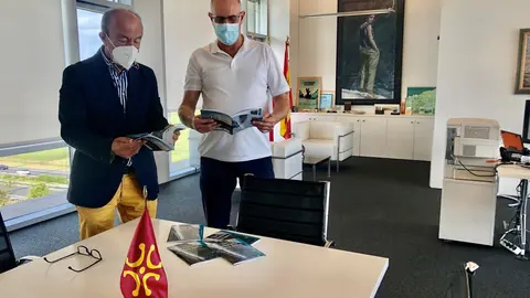 El consejero de Turismo, Javier L&oacute;pez Marcano, y el presidente del GAL As&oacute;n-Ag&uuml;era-Trasmiera , Leoncio Carrascal, con la gu&iacute;a