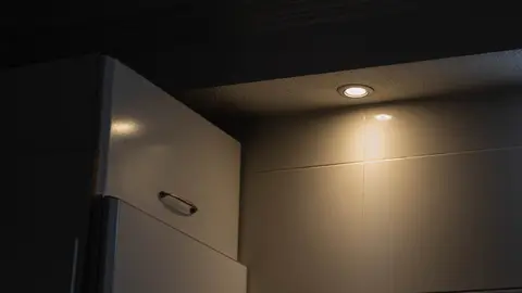 Una l&aacute;mpara se mantiene encendida en el interior de una casa.