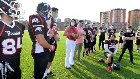 La alcaldesa de Santander, Gema Igual, en la presentaci&oacute;n de los Cantabria Bisons de f&uacute;tbol americano de cara a la nueva temporada