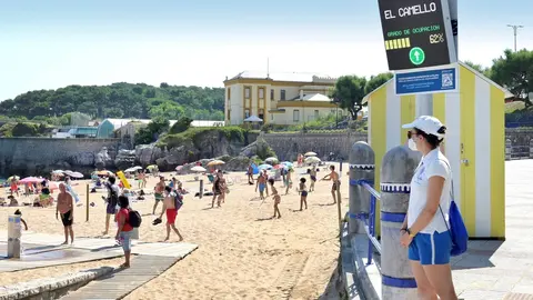 Archivo - Imagen de archivo. Control de aforos en las playas de Santander