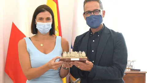 La alcaldesa de Santander, Gema Igual, con el maquillador Sergio L&oacute;pez-Rivera, gaandor de un &Oacute;scar