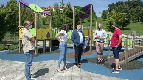 El vicepresidente y consejero de Universidades, Igualdad, Cultura y Deporte, Pablo Zuloaga, visita instalaciones deportivas y de ocio en Viveda y Mijares (Santillana del Mar).