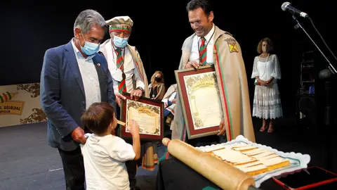 El Periodista I&ntilde;aki L&oacute;pez, Nombrado Socio De Honor De La Cofrad&iacute;a Del Hojaldre De Torrelavega, Acompado Del Presidente De Cantabria, Miguel &Aacute;ngel Revilla, Y El Consejero De Turismo, Javier L&oacute;pez Marcano