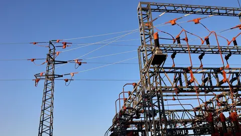 Una central el&eacute;ctrica, a 21 de agosto de 2021, en Madrid (Espa&ntilde;a). El precio medio diario de la electricidad en el mercado mayorista caer&aacute; este domingo un 8,74%, por lo que desciende por segunda jornada consecutiva, aunque se mantendr&aacute; por encima de los 1