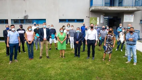 Foto de grupo de las autoridades con los promotores de los proyectos beneficiarios de las ayudas