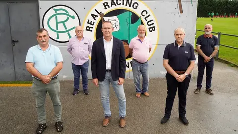 Presidentes de La Cultural de Guarnizo, el Club Deportivo Noja, el Centro Deportivo Bezana, el Atl&eacute;tico Espa&ntilde;a de Cueto y la Pe&ntilde;a Paco Lia&ntilde;o, tras rubricar un convenio con el Racing