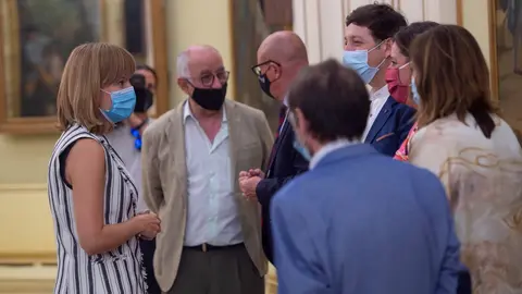 Archivo - La ministra de Educaci&oacute;n y FP, Pilar Alegr&iacute;a (d), con consejeros de Educaci&oacute;n de algunas comunidades aut&oacute;nomas, antes de comenzar la Conferencia Sectorial del Sistema Nacional de Cualificaciones y Formaci&oacute;n Profesional para el Empleo el pasado 2