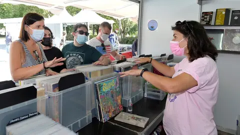 La alcaldesa, Gema Igual, inaugura la Feria del Disco