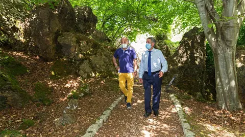 Parque de la Naturaleza de Cab&aacute;rceno. El presidente de Cantabria, Miguel &Aacute;ngel Revilla, acompa&ntilde;ado del consejero de Industria, Turismo, Innovaci&oacute;n, Transporte y Comercio, Javier L&oacute;pez Marcano, inaugura la recuperaci&oacute;n de los Jardines de Cab&aacute;rceno.
