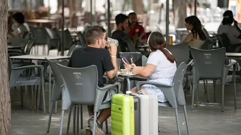 Un chico y una chica, en la terraza de un bar en la Plaza Cervantes, a 11 de agosto de 2021, en Ciudad Real, Castilla-La Mancha, (Espa&ntilde;a).