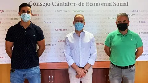 El director general de Trabajo, Gustavo Garc&iacute;a, se re&uacute;ne con el alcalde de Hazas de Cesto, Alejandro Llano, y con el concejal de Trabajo, Enrique Lastra