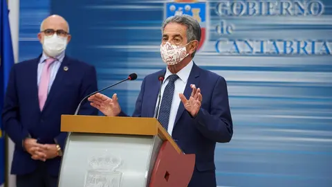 Archivo - Imagen de archivo. El consejero de Sanidad de Cantabria, Miguel Rodr&iacute;guez (i) y el presidente de Cantabria, Miguel &Aacute;ngel Revilla (d)