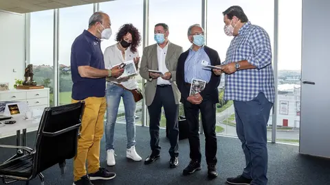 El Consejero De Industria, Turismo, Innovaci&oacute;n, Transporte Y Comercio, Javier L&oacute;pez Marcano, Recibe Al Autor De Un Libro Sobre Barranquismo.