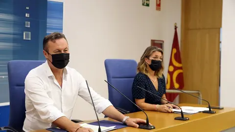 El consejero de Desarrollo Rural, Ganader&iacute;a, Pesca, Alimentaci&oacute;n y Medio Ambiente, Guillermo Blanco, acompa&ntilde;ado por la directora general de Pesca y Alimentaci&oacute;n, Marta L&oacute;pez, en la rueda de prensa