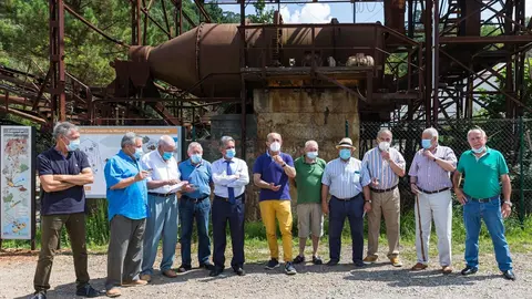 El presidente de Cantabria, Miguel &Aacute;ngel Revilla, acompa&ntilde;ado del consejero de Turismo, Javier L&oacute;pez Marcano, entrega el carnet vitalicio del Parque de la Naturaleza de Cab&aacute;rceno a los antiguos mineros