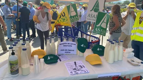 Concentraci&oacute;n de los ganaderos contra el precio de la leche en Carrefour