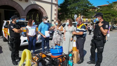 La consejera de Presidencia, Paula Fern&aacute;ndez, entrega nuevo material para la Agrupaci&oacute;n de Protecci&oacute;n Civil de Comillas en presencia de la alcaldesa, Mar&iacute;a Teresa Noceda, entre otros