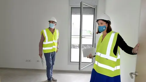 Archivo - Visita de la alcaldesa y el concejal de Vivienda a las VPO de San Rom&aacute;n