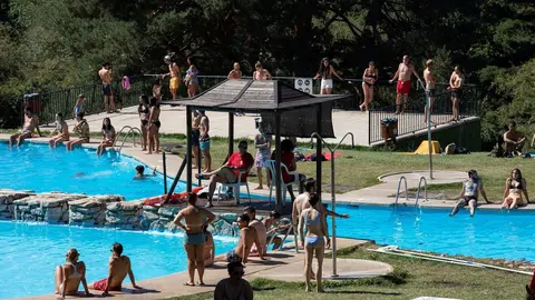 Varias personas disfrutan de un d&iacute;a de ocio en las piscinas de Las Berceas, a 21 de agosto de 2021, en Cercedilla, Madrid, (Espa&ntilde;a).