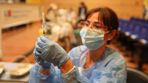 Una sanitaria prepara una vacuna contra el coronavirus, en el dispositivo puesto en marcha en las instalaciones del Hospital General Universitario Gregorio Mara&ntilde;&oacute;n, a 20 de agosto de 2021, en Madrid (Espa&ntilde;a).