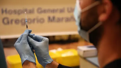 Un sanitario prepara una vacuna contra el coronavirus, en el dispositivo puesto en marcha en las instalaciones del Hospital General Universitario Gregorio Mara&ntilde;&oacute;n, a 20 de agosto de 2021, en Madrid (Espa&ntilde;a).