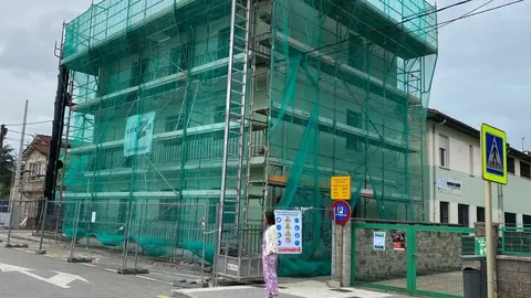 Marta Fern&aacute;ndez-Teijeiro junto al colegio Pancho Coss&iacute;o