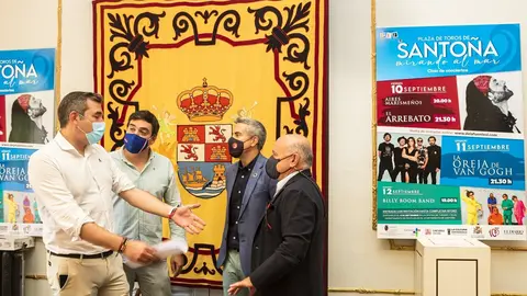 El vicepresidente y consejero de Universidades, Igualdad, Cultura y Deporte, Pablo Zuloaga, junto al alcalde de Santo&ntilde;a, Sergio Abascal, presenta la fiesta de las Virgen del Puerto.