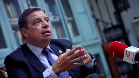 El ministro de Agricultura, Pesca y Alimentaci&oacute;n, Luis Planas, durante una entrevista para Europa Press, en la sede del ministerio, a 26 de agosto de 2021, en Madrid (Espa&ntilde;a).