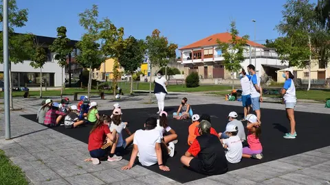 Visita de la alcaldesa a los participantes en el campamento