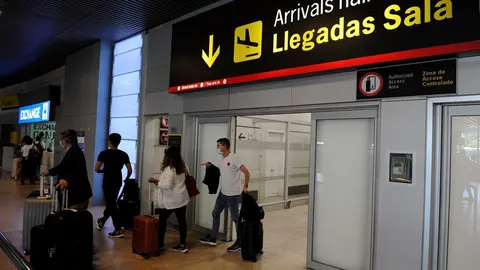 Archivo - Pasajeros procedentes de un vuelo con origen Gran Breta&ntilde;a llegan a la terminal T1 del Aeropuerto Adolfo Su&aacute;rez Madrid-Barajas, en Madrid (Espa&ntilde;a). 