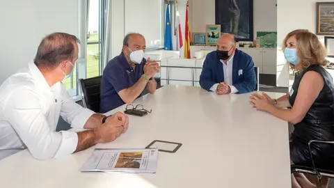 Reuni&oacute;n del consejero de Industria, Turismo, Innovaci&oacute;n, Transporte y Comercio, Javier L&oacute;pez Marcano, con el alcalde de Santillana del Mar, &Aacute;ngel Rodriguez.