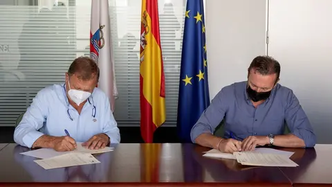El consejero de Desarrollo Rural, Ganader&iacute;a, Pesca, Alimentaci&oacute;n y Medio Ambiente, Guillermo Blanco, firma un convenio de colaboraci&oacute;n conel presidente de  la Federaci&oacute;n de Razas C&aacute;rnicas de Cantabria, Lorenzo Gonz&aacute;lez.
