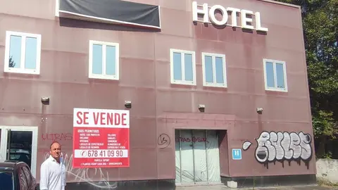 Julio Ricciardiello junto al hotel en venta en la Avenida de Solvay