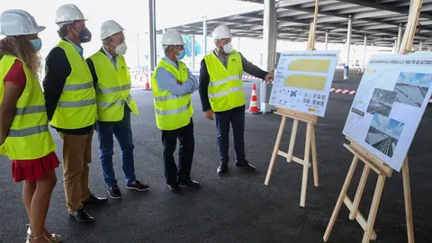 El presidente de Cantabria, Miguel &Aacute;ngel Revilla; el consejero de Industria, Javier L&oacute;pez Marcano; la delegada del Gobierno, Ainoa Qui&ntilde;ones; y el presidente de la APS, Francisco Mart&iacute;n, visitan las obras del silo vertical de autom&oacute;viles